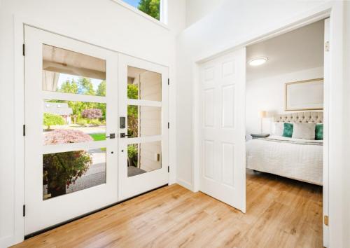 Foyer,Entry,Entryway,Hallway,Front,Door,With,Glass,Painted,White