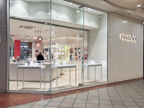 London,,Uk,-,March,02,,2025:,Well-lit,Pandora,Jewelry,Store